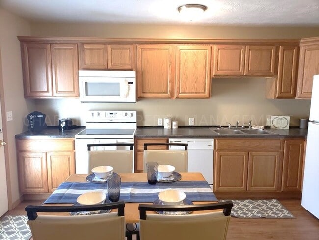 Photo - LOOKING FOR MORE SPACE? TRY US! 3 BD, 2 BA... Unidad 302 Scott Pl