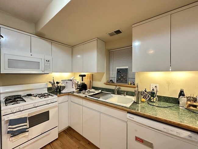 Photo - 3345 N Southport Ave Unit 1