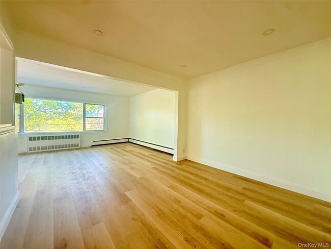 Building Photo - 58-29 182nd St Unit 2