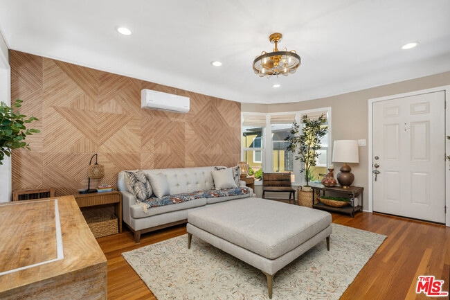 Building Photo - 1332 Ocean Park Blvd Unit D