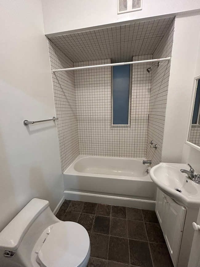 Photo - 2442 W Iowa St Unidad 1R