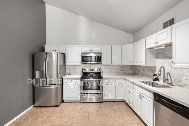 Building Photo - 712 N Santa Barbara