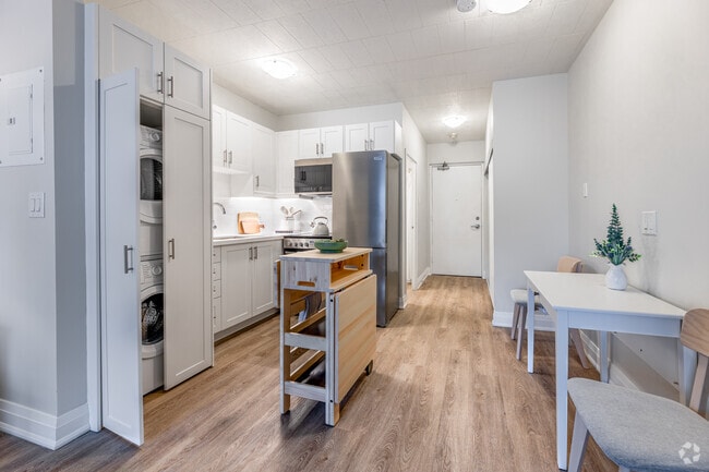 Bachelor - 494SF - Kitchen