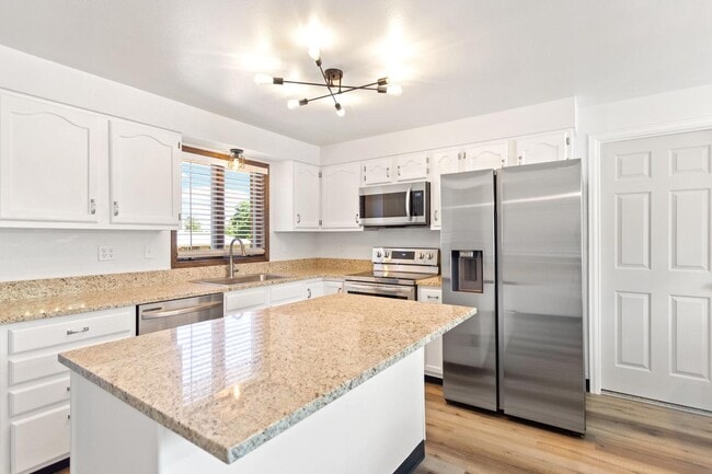 Photo - 2185 Upham St