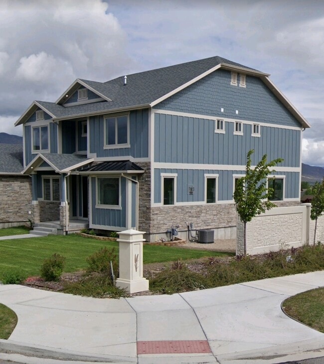 Apartment is around back and downstairs walk out - 936 W Temple Rim Ln Unit WALK out basement apartme