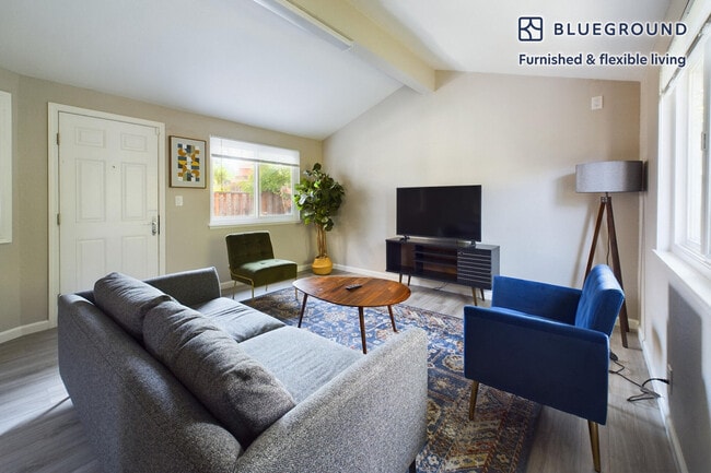 Building Photo - 5313 Avenida Almendros Rental