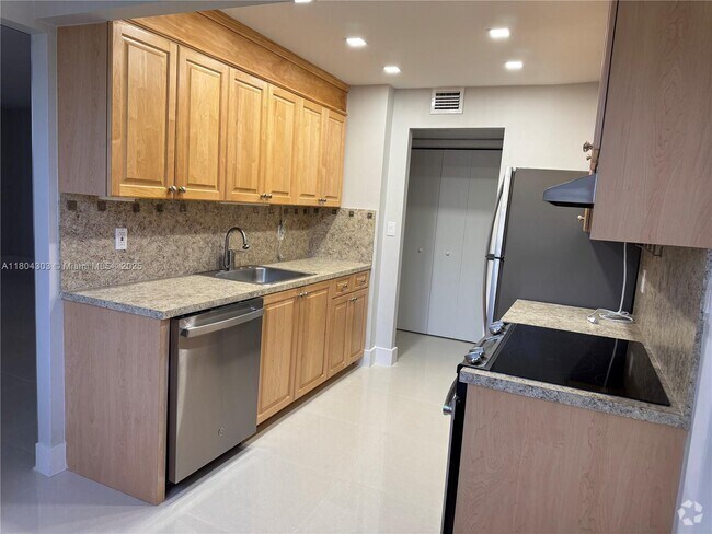 Building Photo - 16450 Miami Dr Unit 106 Rental