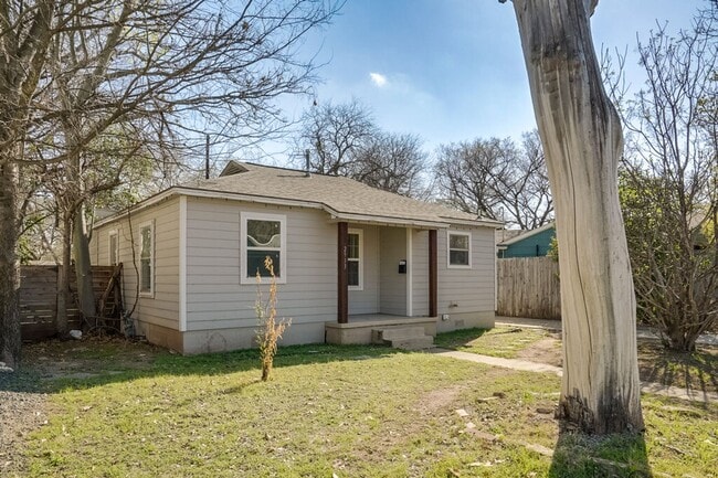 Photo - 2933 Moss St