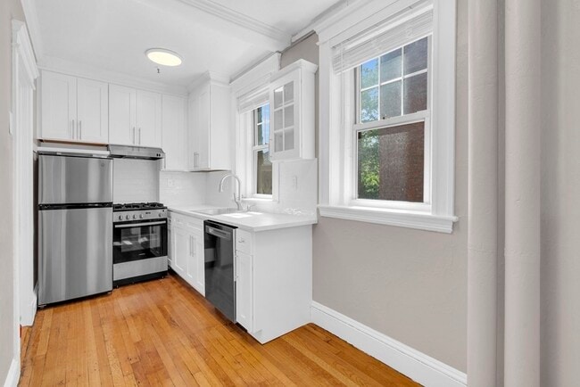 Building Photo - 122 Riverway Unit 8