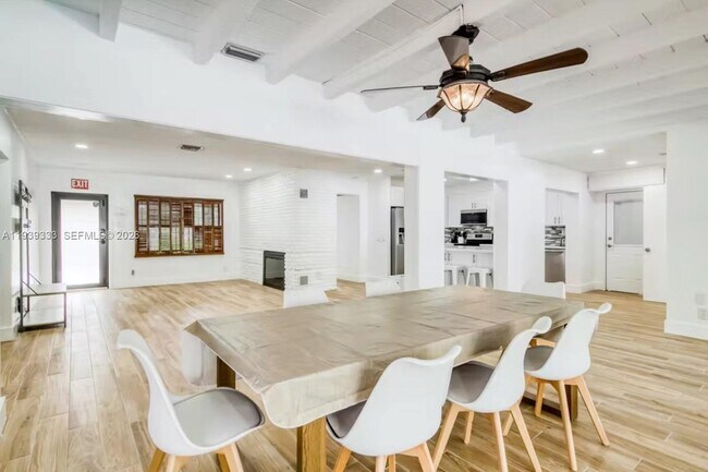 Photo - 2639 Monroe St