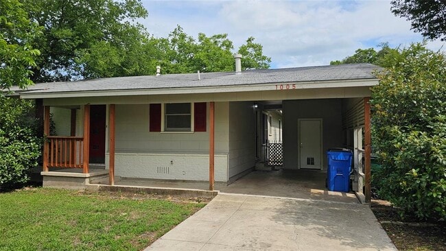 Photo - 1005 Cecelia St House