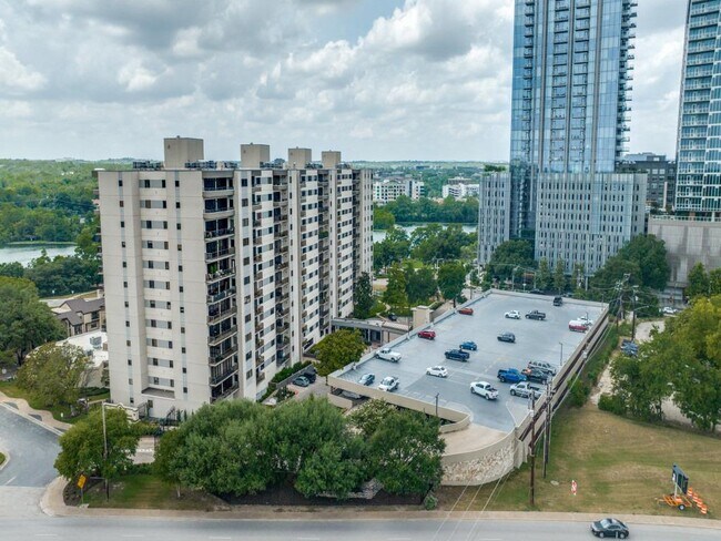 Building Photo - 40 N Interstate Hwy 35 Unit 2D1 Rental
