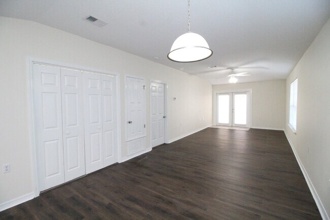Northeast Pensacola 2BR, 2BA End-Unit Townhome Near Davis Hwy & UWF with Stainless Appliances, Fe...