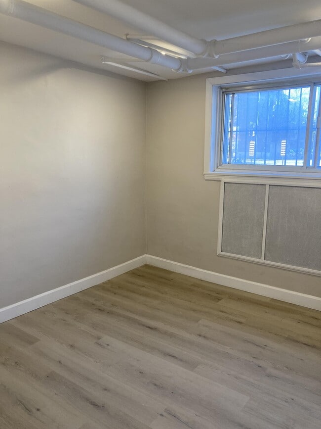 Building Photo - 2150 Bd Saint-Joseph E Unit 6