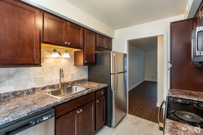 2BR, 1BA - 950SF - Kitchen