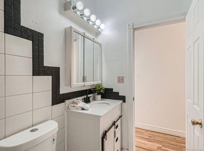 Photo - 3437 Mariposa St