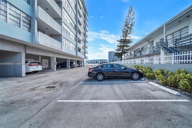 2016 Bay Dr Unit 304