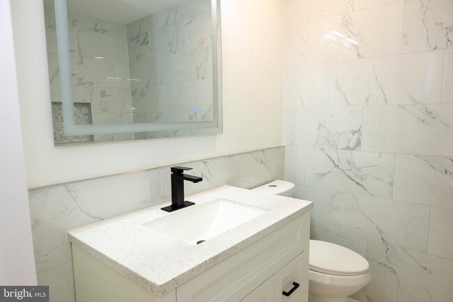 Building Photo - 2201 Strahle St