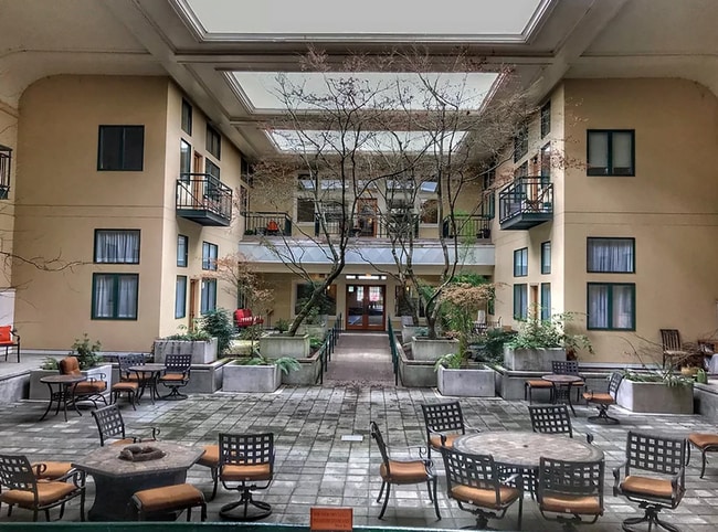 Building Photo - Beautiful Lincoln School Studio Unit 114