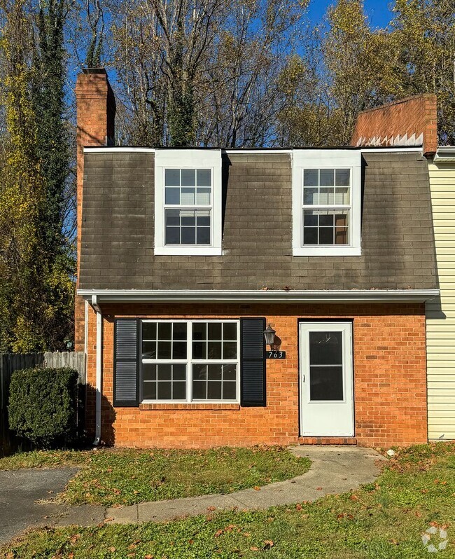 Building Photo - 3Bedroom/1.5Bath Charlottesville Townhouse...