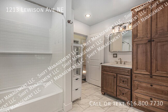 Photo - 1213 Lewison Ave NE