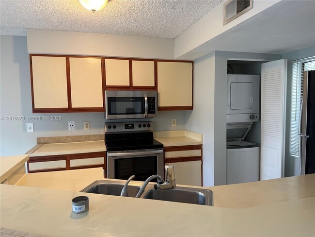 Building Photo - 9999 Summerbreeze Dr Unit 119