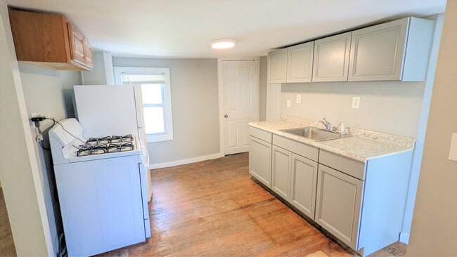 Building Photo - 707 Pawling Ave Unit 2