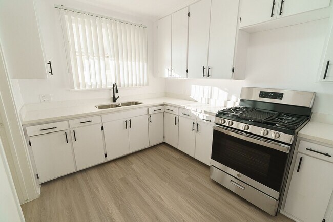 Photo - 611 Levering Ave