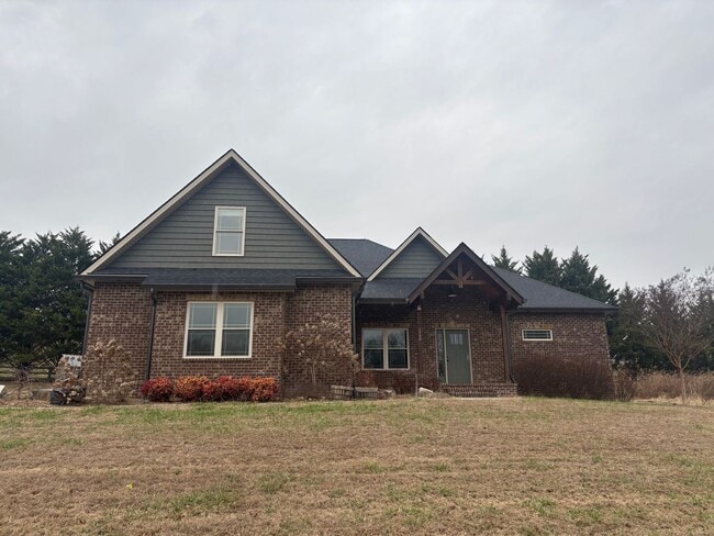 Building Photo - Stunning 4-Bedroom Home in Piney Flats with Mountain Views
