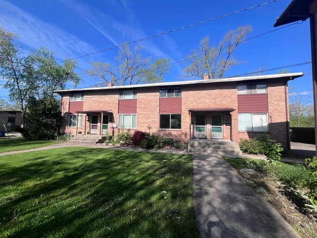 Building Photo - Remodeled - Two Bedroom Townhome on the NE Side of Grand Rapids
