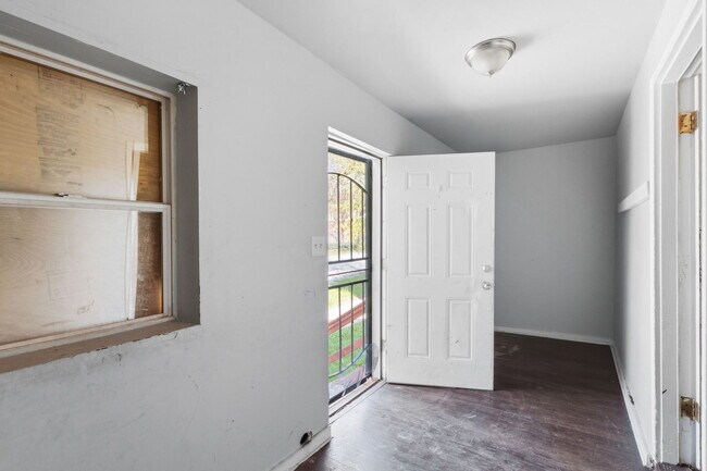 Photo - 6913 S Throop St