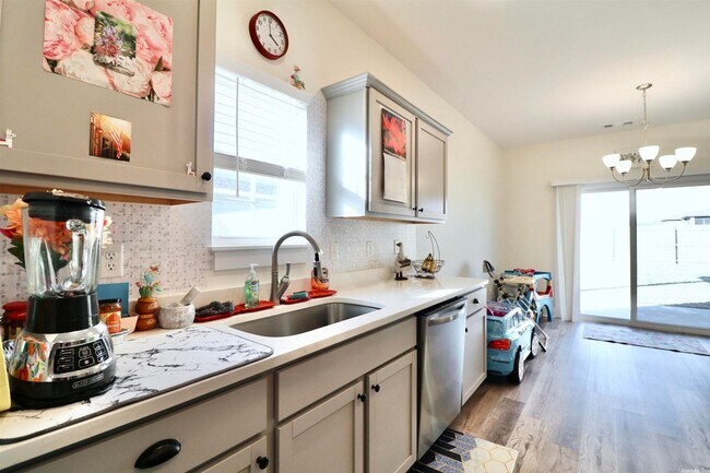 Photo - 3 Bed / 2 Bath in Vailley View Available NOW!