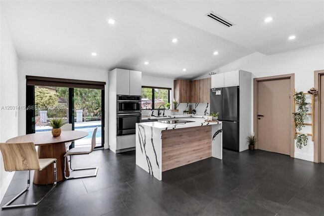 Photo - 1713 SW 5th St