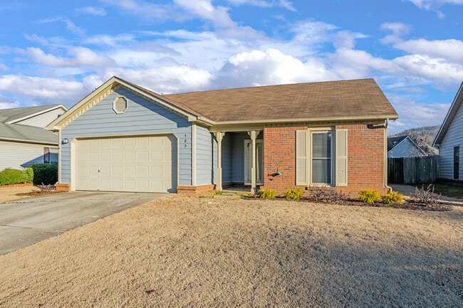 Photo - 127 Hollington Dr NE