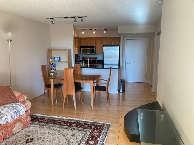 Photo - Fantastic Condo in Downtown Bethesda with Parking - Available Now! Unidad 905