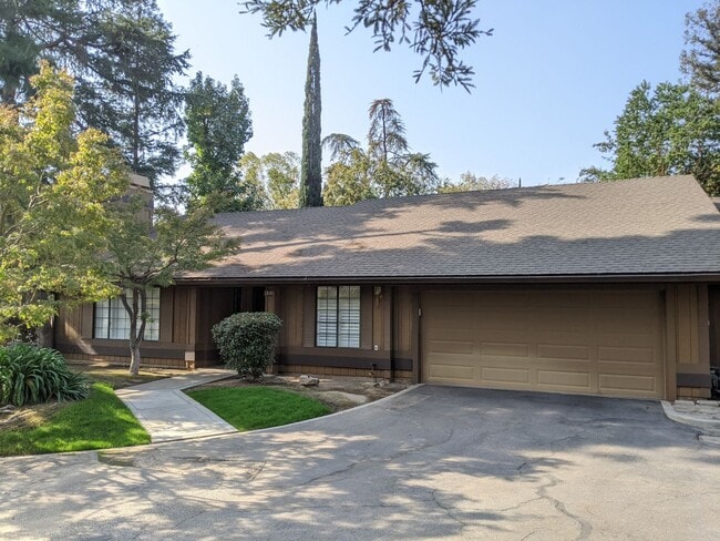 Building Photo - Spacious Bullard Area condo, recently upda...