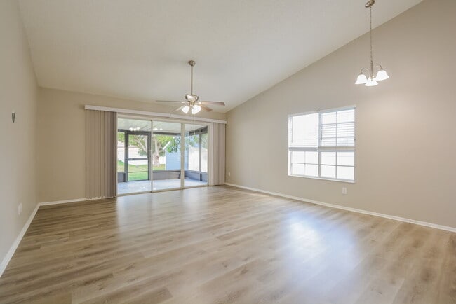 Photo - 536 Harvard Pl