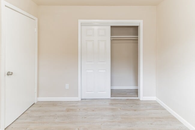 Building Photo - 6815 Beachwood St Unit 1