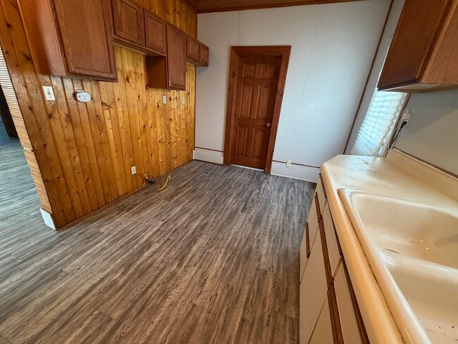 Photo - 714 Commercial-