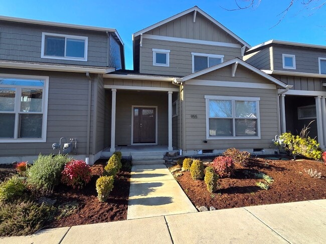 Building Photo - 3 Bedroom townhouse with stunning Ashland views! | Available Now