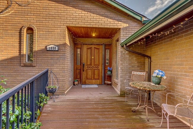 Photo - 3 Bedroom 2.5 bathroom spacious home with views of marina and downtown Oak Harbor