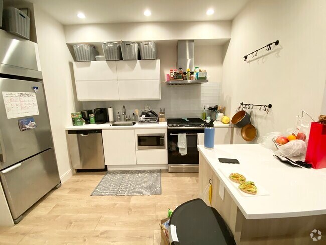 Building Photo - 118 Buttonwood St Unit #1 Rental
