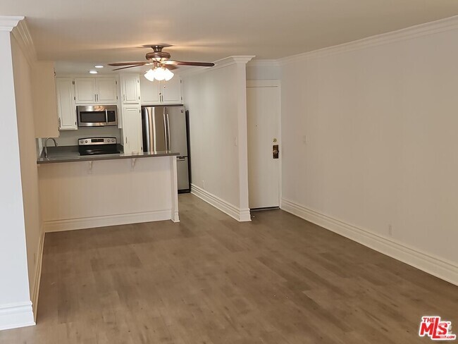 Building Photo - 827 2nd St Unit 208 Rental