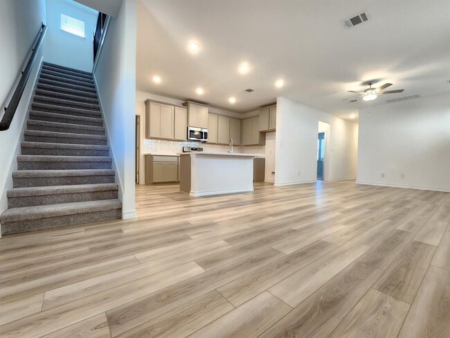 Photo - 202 Doodle Ln