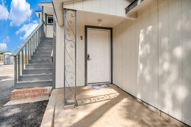 Building Photo - 905 W Abram St