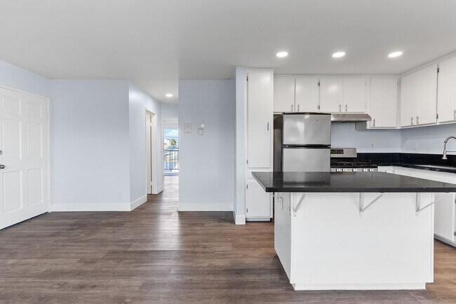 1066 Coronado Ave Unit 202