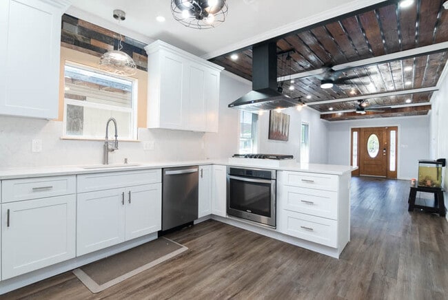 Photo - 560 W Highland Blvd