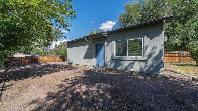 Building Photo - 2bd, 1 ba Rental Available Near Downtown C...