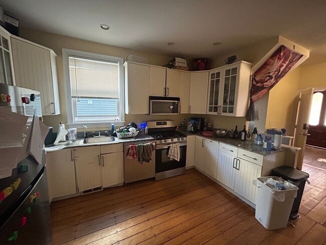 Building Photo - NO FEE!!!   6 BED/2 BATH IN PRIME MISSION HILL LOCATION ~ A/C, IN-UNIT LAUNDRY
