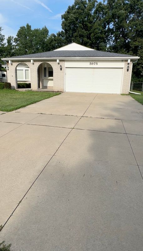 Building Photo - 5975 Beaufort Dr Rental